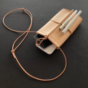 ヌメ革（生成り）のスマホショルダーバッグ【tottu/とっつ】