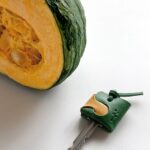 縫わずに簡単に作れるカボチャな革のキーカバー
