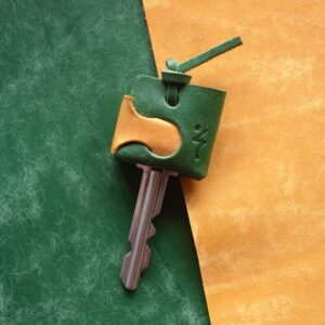 縫わずに簡単に作れるカボチャな革のキーカバー