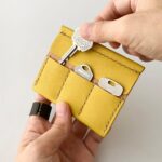 薄い、軽い、じゃらじゃらしない。きはだ染め革のミニキーケース【zlat3/ずらっと3】
