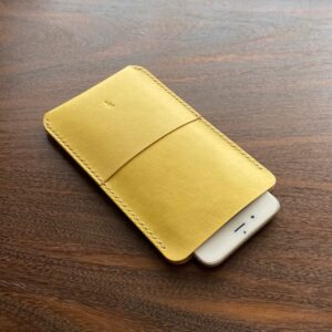 機種別サイズで仕立てる草木染め革スマホケース【spot/すぽっと】きはだ染め 手縫い 手染め iPhone17 Pixel10 全機種対応