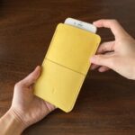 機種別サイズで仕立てる草木染め革スマホケース【spot/すぽっと】きはだ染め 手縫い 手染め iPhone17 Pixel10 全機種対応