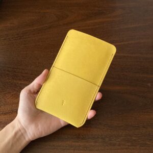 機種別サイズで仕立てる草木染め革スマホケース【spot/すぽっと】きはだ染め 手縫い 手染め iPhone17 Pixel10 全機種対応